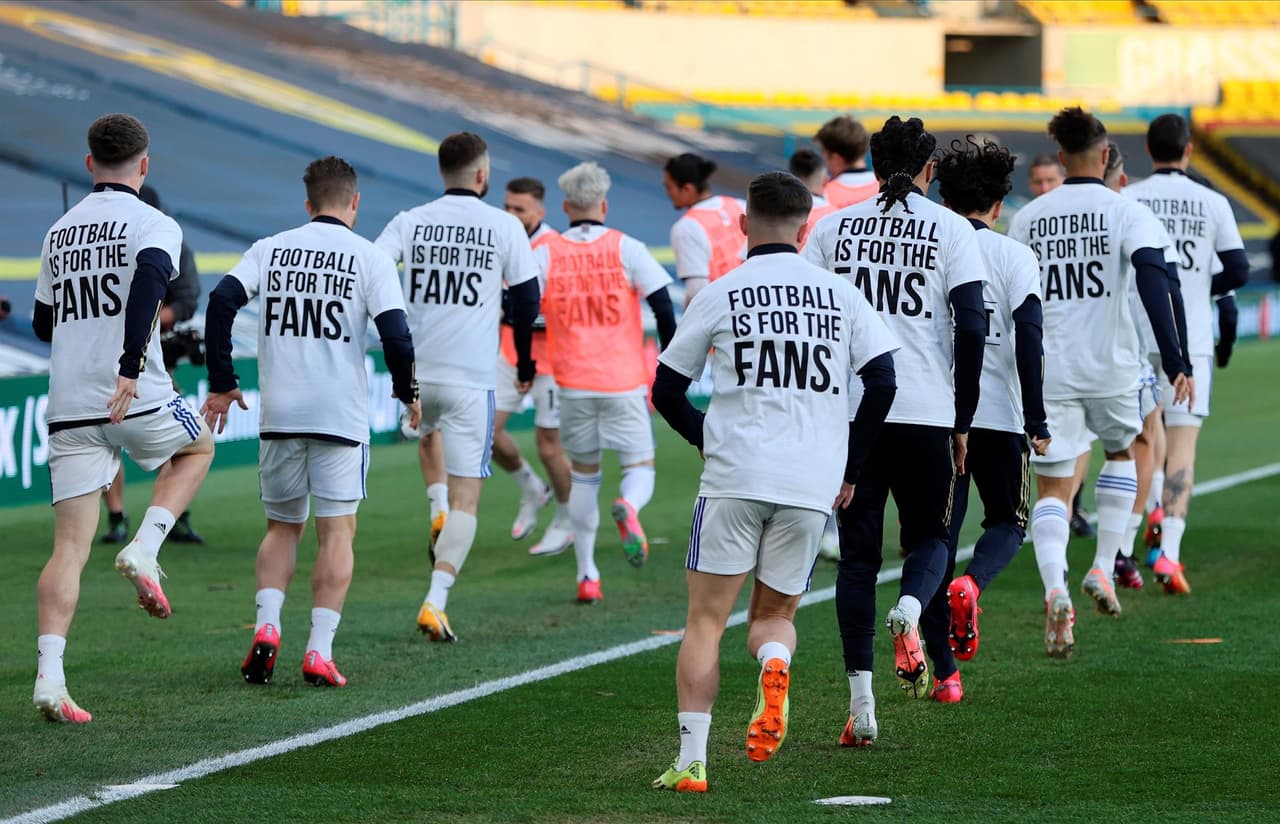 Leeds le empata de último minuto al Liverpool durante la Jornada 32 de la Premier League. Los jugadores del equipo local recibieron con un mensaje fuerte a los 'Reds', pues utilizaron una playera con la leyenda 'Earn it', gánatelo en español y 'Football is for the Fans', el futbol es para los fanáticos, como reacción a la creación de la Superliga europea.
