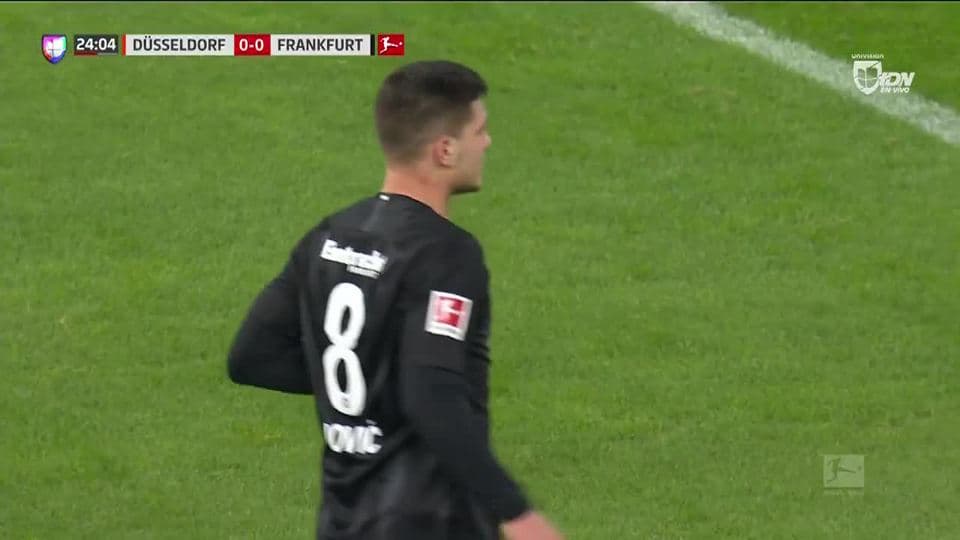 Tiro desviado de Luka Jovic