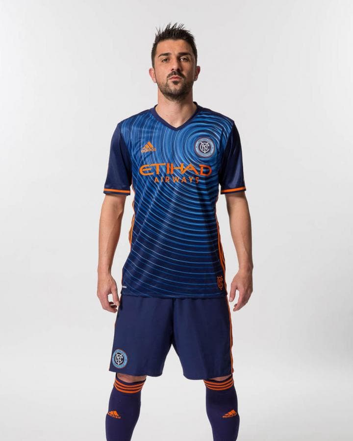 David Villa muestra el equipo completo de visitante del NYCFC para su segunda temporada.