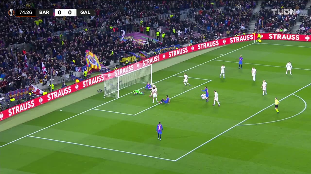 ¡CERCA! Frenkie de Jong disparó que se estrella en el poste.