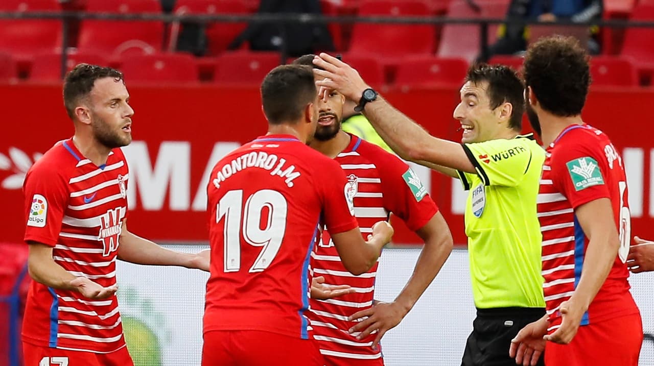 Árbitro saca de vestidores a Sevilla y Granada para jugar un minuto