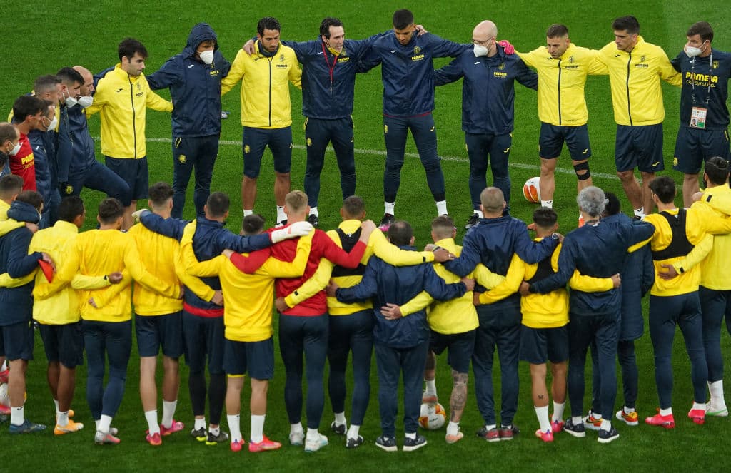 Unai Emery se encargó de hablar con todo el equipo antes de iniciar con los entrenamientos de cara a la final de la UEFA Europa League. Los jugadores del 'Submarino Amarillo' se mostraron alegeres y concentrados durante el calentamiento en el Arena Gdansk.