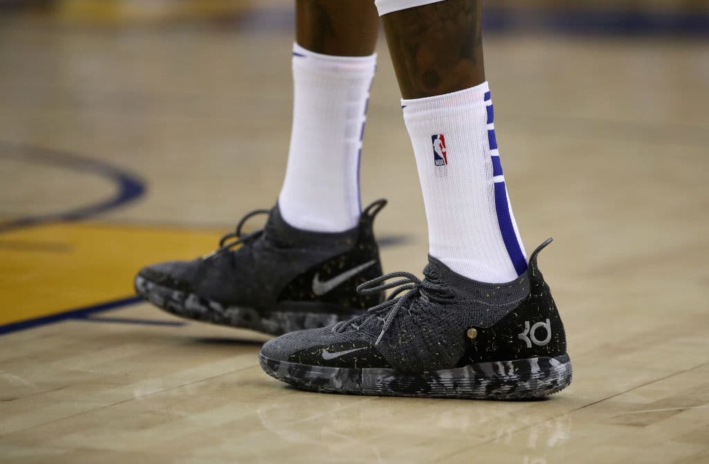 Kevin Durant, estelar alero de los Golden State Warriors, usando sus 'signature shoes' ante el equipo que lo vio hacerse estrella, el Oklahoma City Thunder.