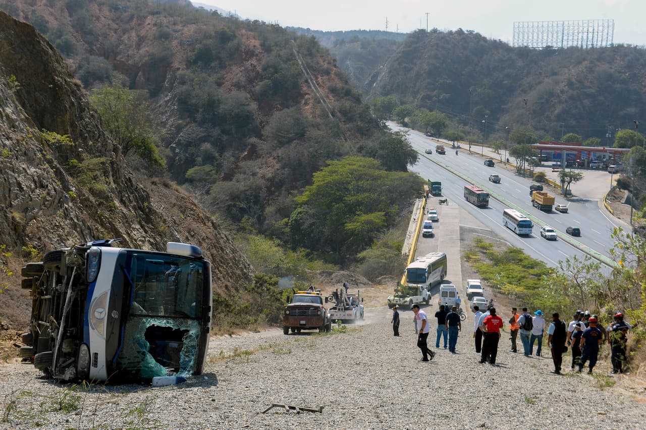 Al fondo se puede ver la autopista por la que venía el autobús y la rampa de frenado a la izquerda.