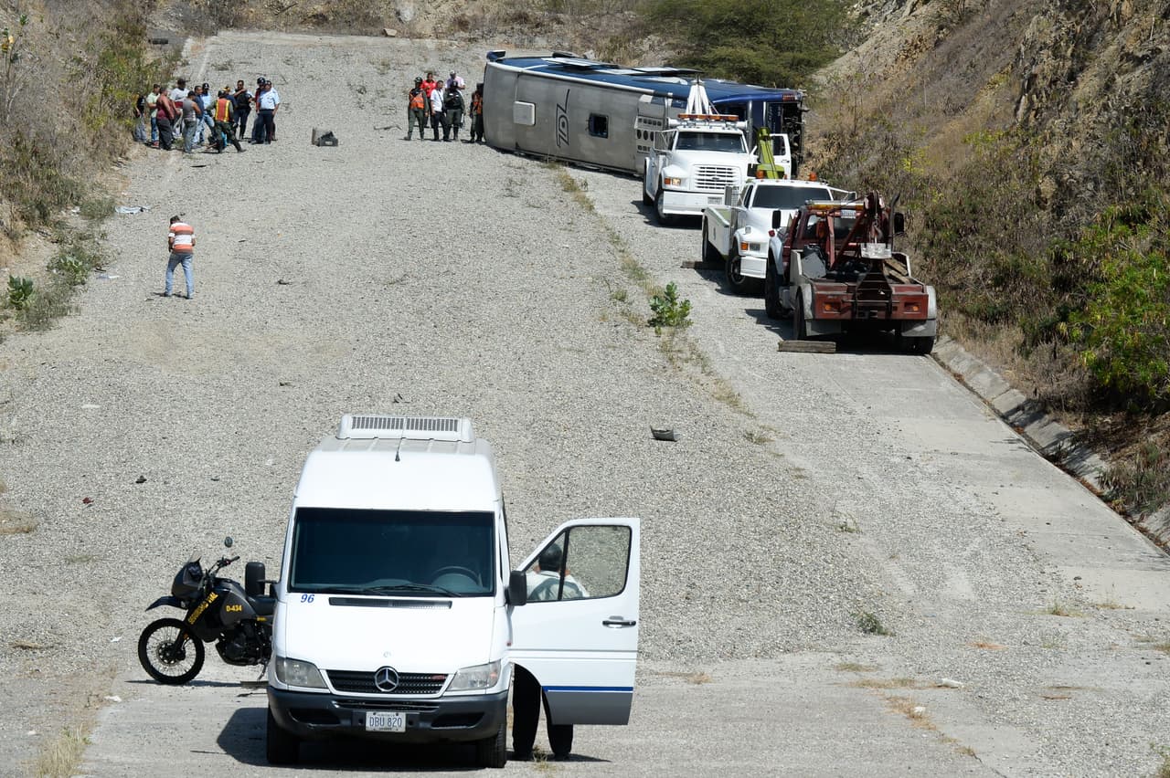 El autobús que trasladaba a Huracán rumbo al Aeropuerto del Caracas se volcó en una rampa de emergencia tras quedarse sin frenos en la autopista Caracas-La Guaira.