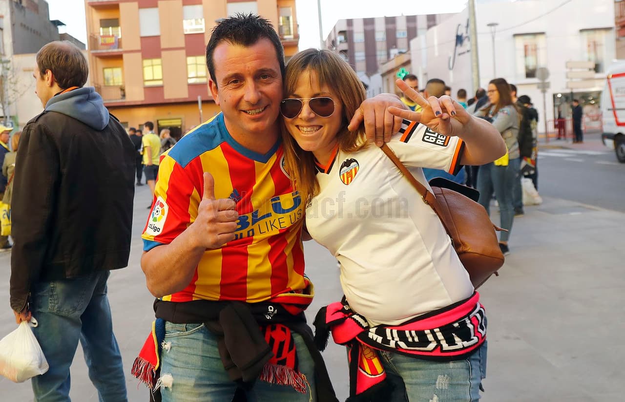 El clásico de la Comunidad valenciana entre el Villarreal y el Valencia, por la UEFA Europa League, se vivió con mucho color este jueves en las cercanías del estadio de La Cerámica entre ambas aficiones.