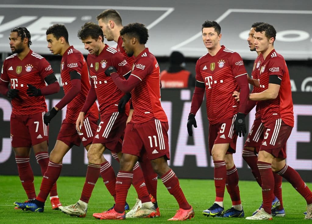 Con doblete de Robert Lewandowski, Bayern se impone 2-3 al Borussia Dortmund de Erling Braut Haaland.
