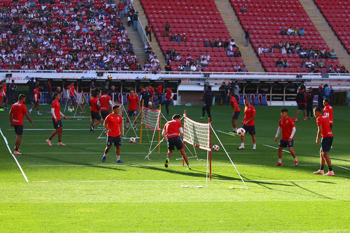 En el terreno de juego, los 23 elegidos por el técnico Saturnino Cardozo hicieron su práctica recreativa para el público.