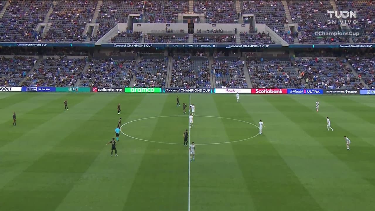 Arranca el partido y la pelota está en juego.
