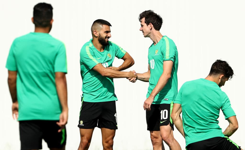 Al centro en la foto aparecen Aziz Behich y Robbie Kruse (10) estrechando las manos en la práctica final. Hubo buen ambiente en el entrenamiento, pues aunque remota, tienen una esperanza de avanzar.