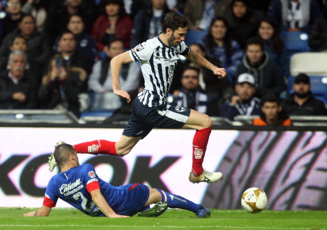 José María Basanta fue un jugador importante para Rayados en la Ida, con buena actitud, dribles, buenos pases y empujando al frente a su equipo como en este jugada.
