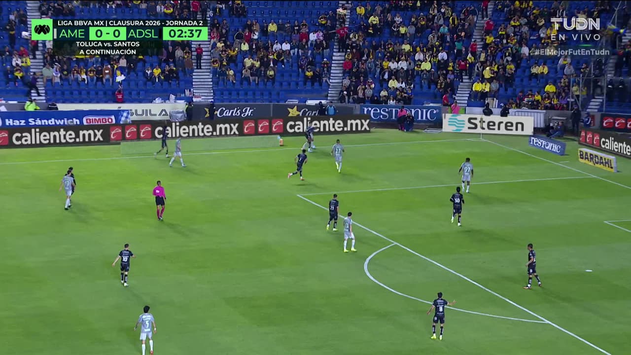 ¡CERCA! Rodrigo Aguirre disparó que se estrella en el poste.