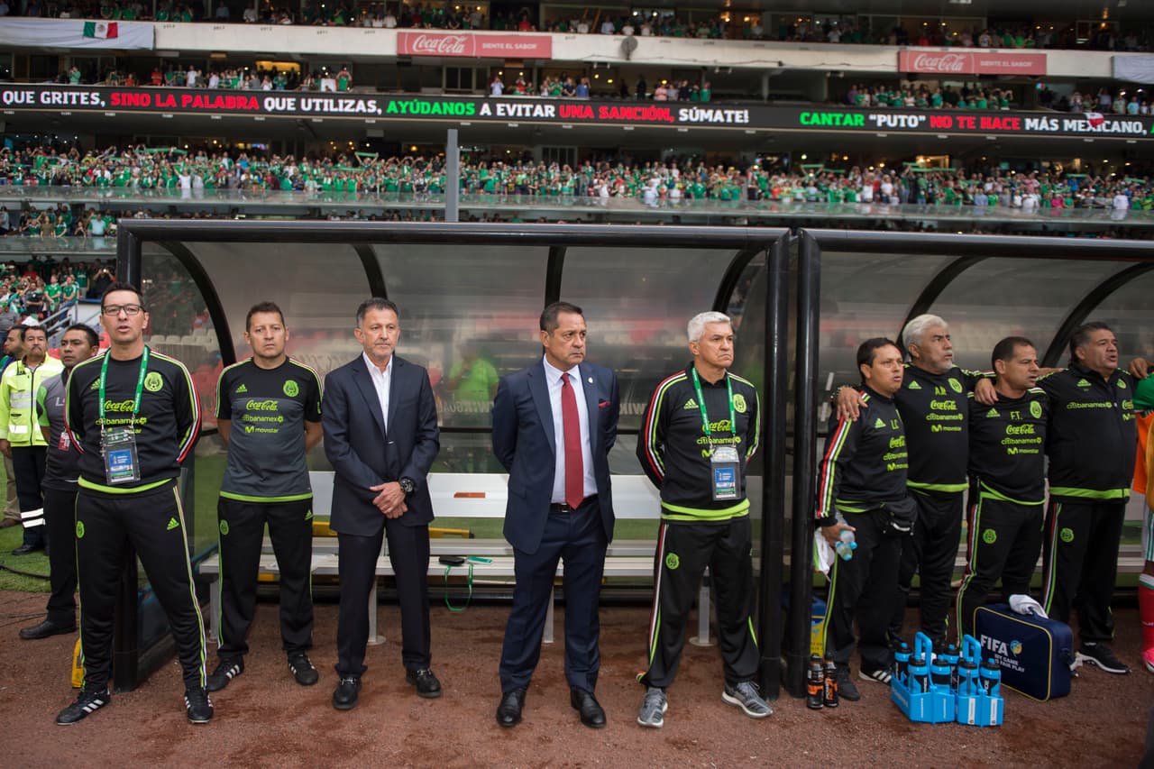 Durante el Himno Nacional Mexicano, jugadores, afición y cuerpo técnico lo entonaron con mucho respeto.