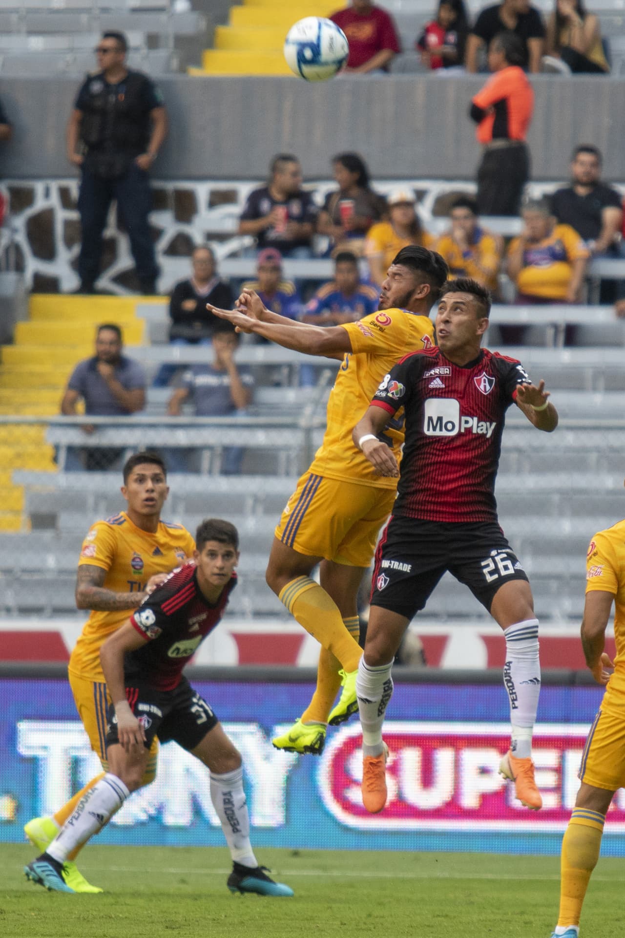 El balón se diputaba con fuerza cada jugada durante los 90 minutos.
