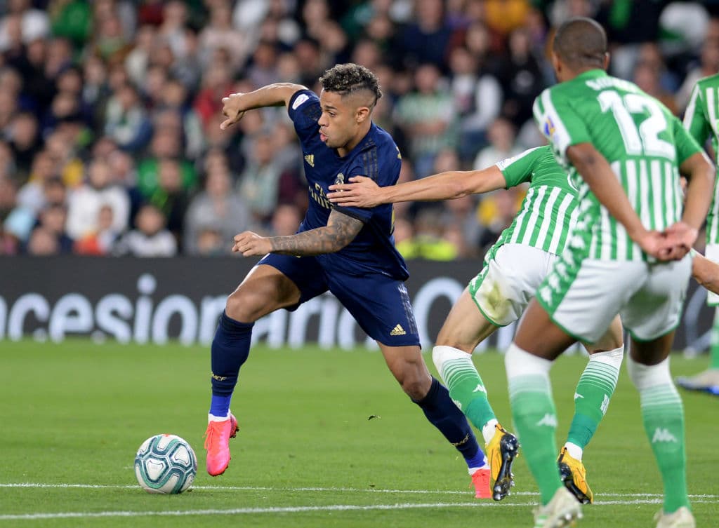 Mariano intenta driblar y disparar pero el balón se va desviado de la portería bética.