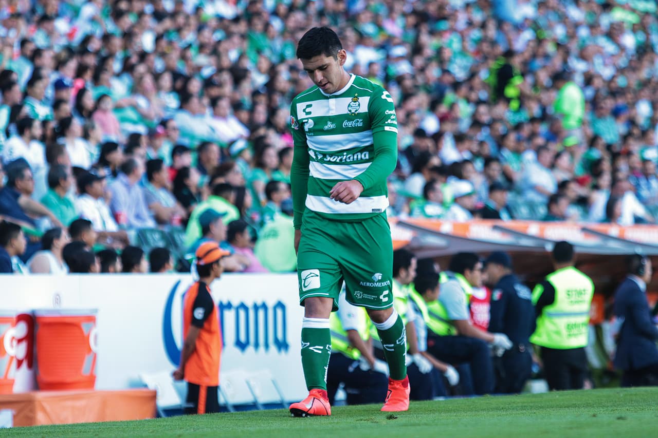 Y a los 40 minutos de partido Jesús Angulo recibió su segundo cartón amarillo del partido y resultó expulsado, dejando en franca desventaja a su equipo el resto del partido.