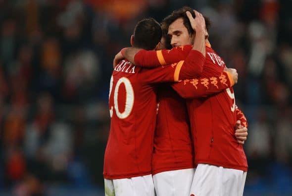 Y el propio Vucinic selló el triunfo de 4-2 para la Roma.