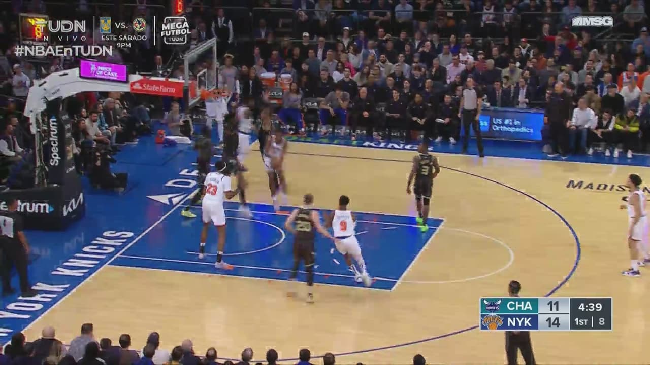 ¡Nadie los detiene! Robinson ataca y destruye el aro ante Hornets