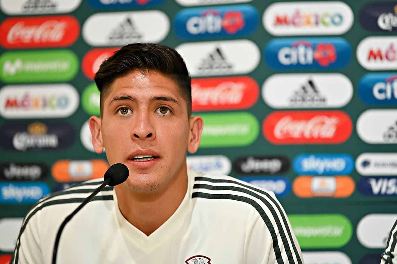 Por su parte, Édson Álvarez tiene cualidades similares a las de su compañero en la rueda de prensa pues también se puede desempeñar como defensa central o lateral.