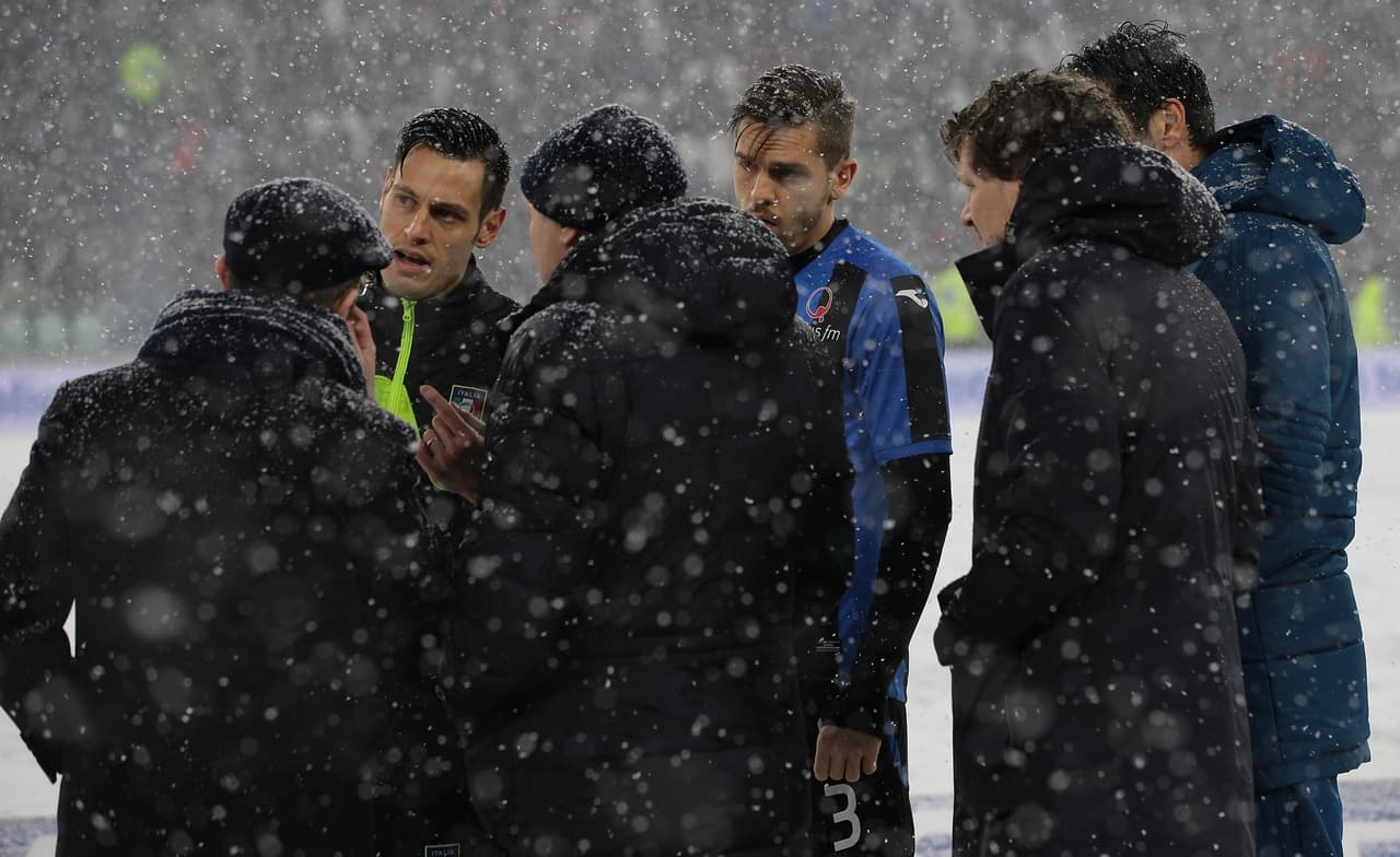 Juventus-Atalanta, en el Juventus Stadium de Turín por la fecha 26 de Serie A, fue aplazado por intensa nevada. El árbitro Maurizio Mariani lo decidió porque no se daban las condiciones necesarias.