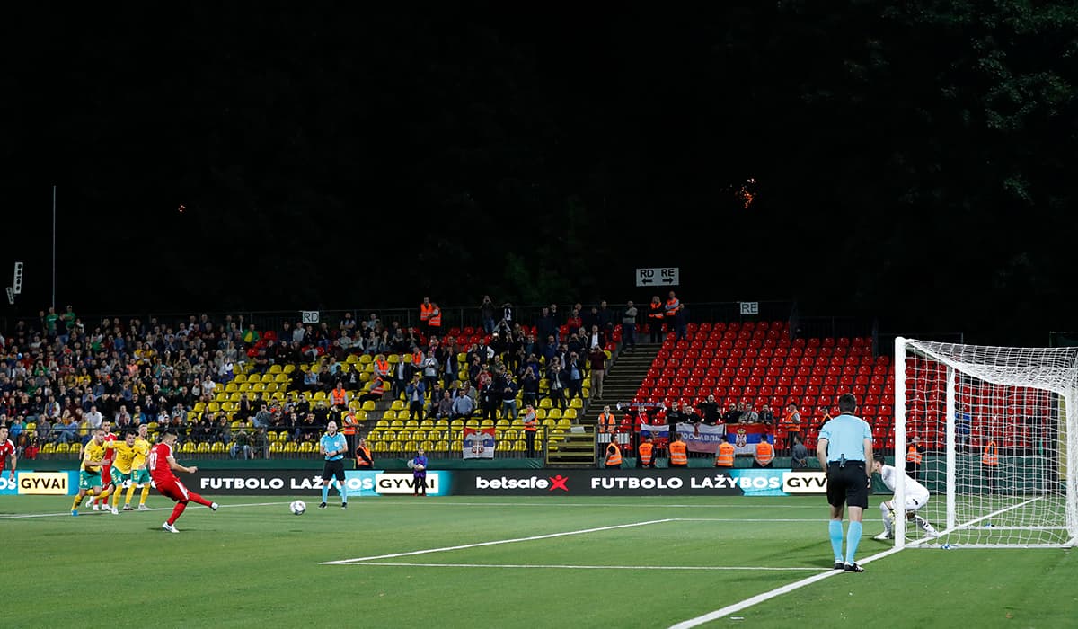 Serbia derrotó 1-0 a Lituania por la Liga C, Grupo 4, con este gol de pena máxima anotado por Dusan Tadic.