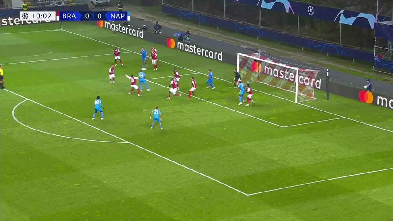 ¡TIRO ATAJADO! disparo por Giovanni Di Lorenzo.