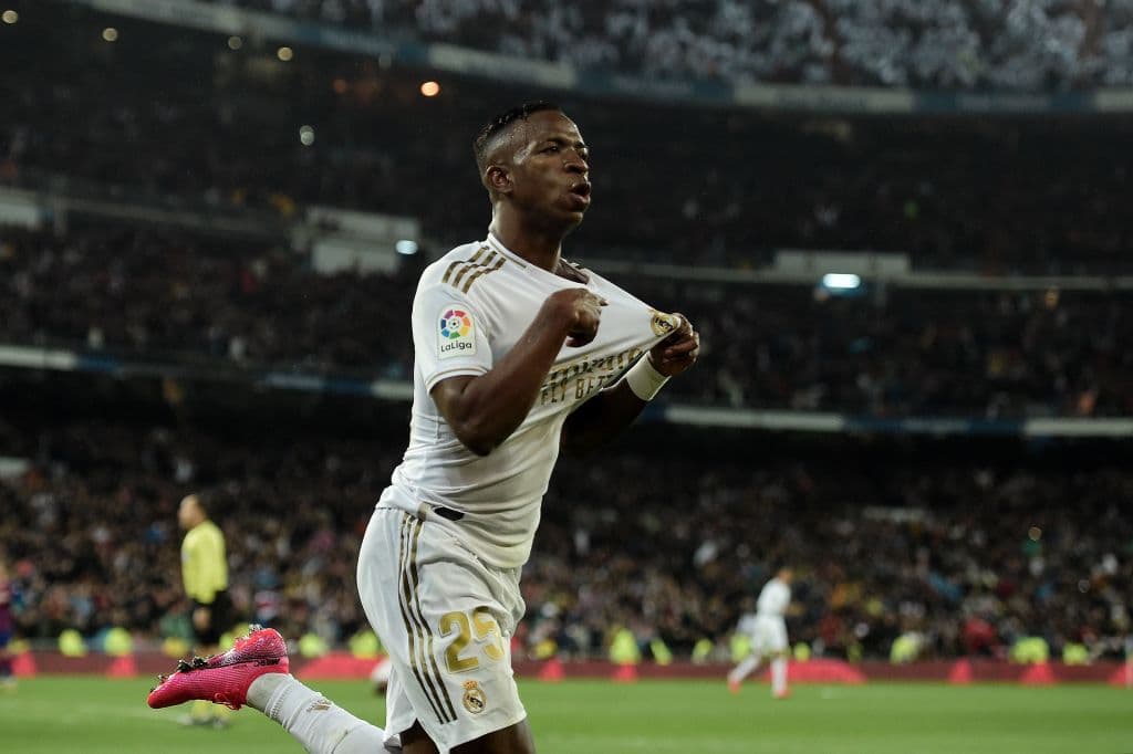 Real Madrid se lleva el clásico español derrotando por dos goles al Barcelona. El autor de los goles fueron Vinicius Jr. y Mariano.