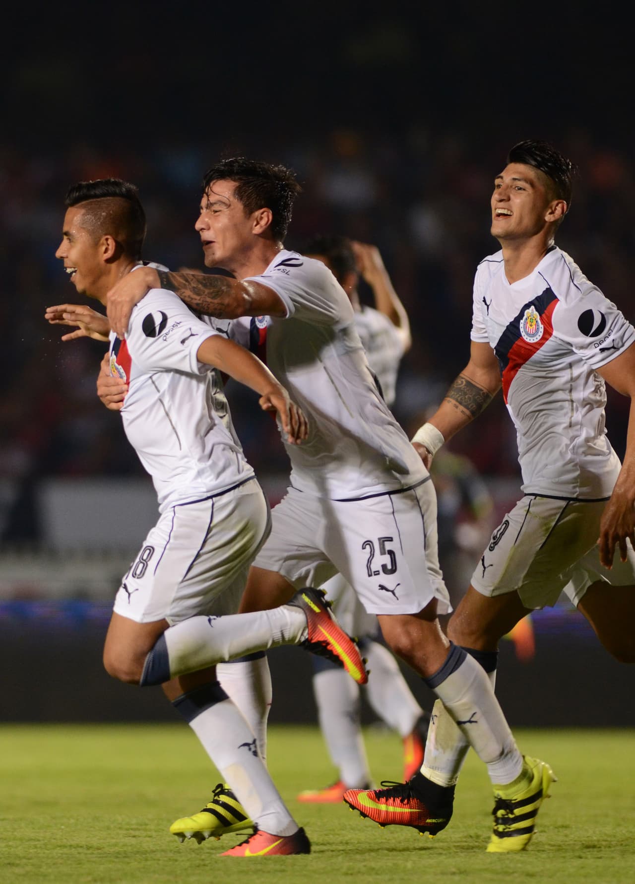 La velocidad de Guadalajara es su mejor arma en partidos como los del viernes. Además la contundencia le llegó con Néstor ‘El Avión’ Calderón que salió desde la banca para destrabar un juego con el que se mantiene Chivas en zona de Liguilla.