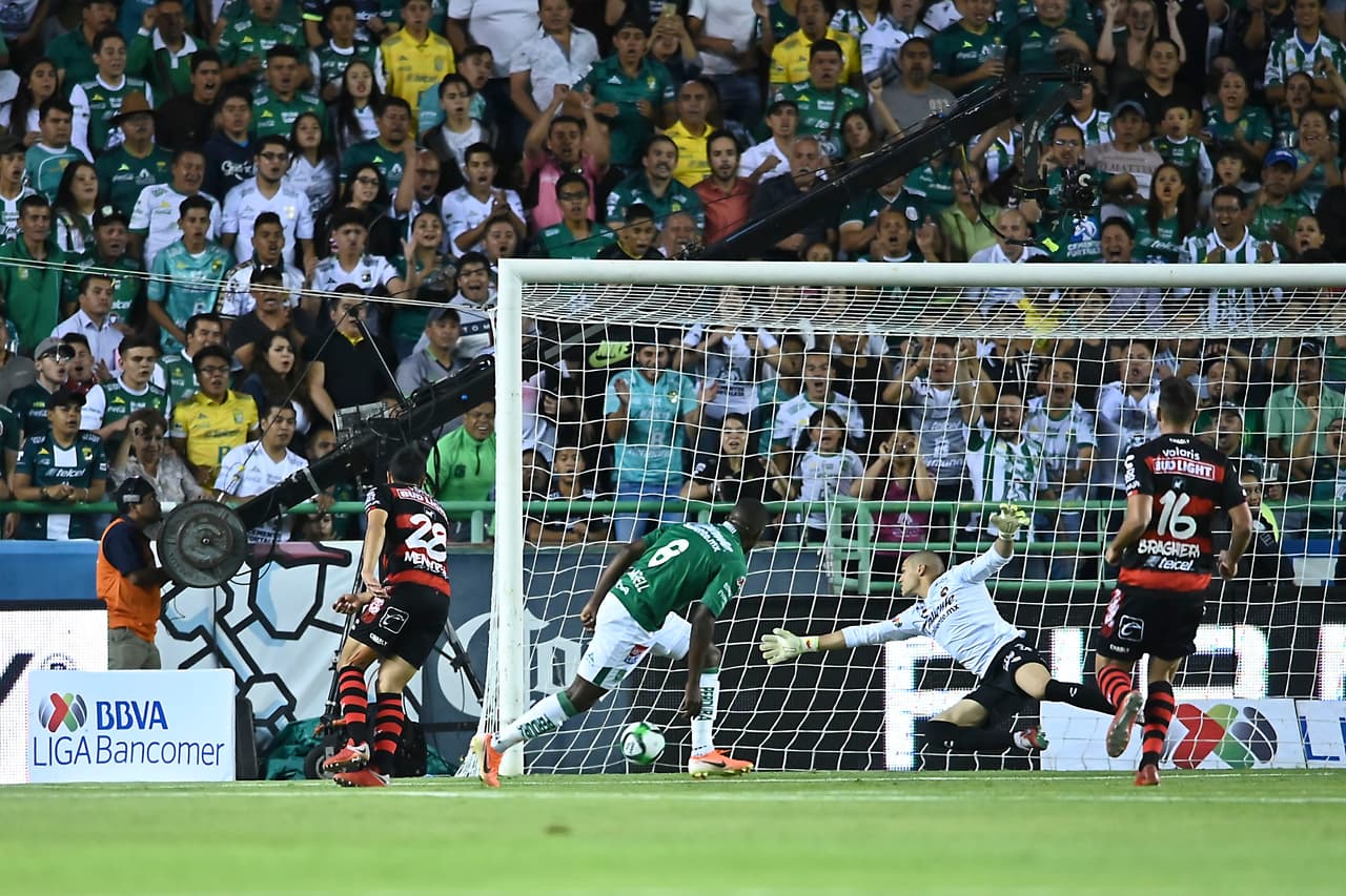 La Fiera estaba brindando un gran partido como si fuera el equipo necesitado. En 30 minutos de partido el global pertenecía 5-1 a los Esmeraldas.