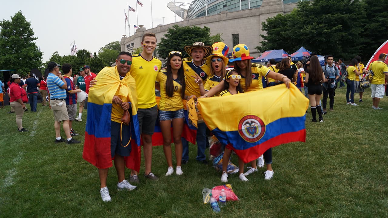 Aficionados colombianos y chilenos se dieron cita en el Soldier Field de Chicago para animar a sus selecciones.