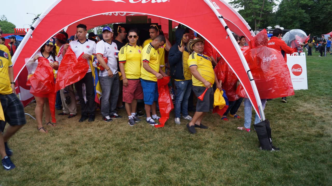 Aficionados colombianos y chilenos se dieron cita en el Soldier Field de Chicago para animar a sus selecciones.