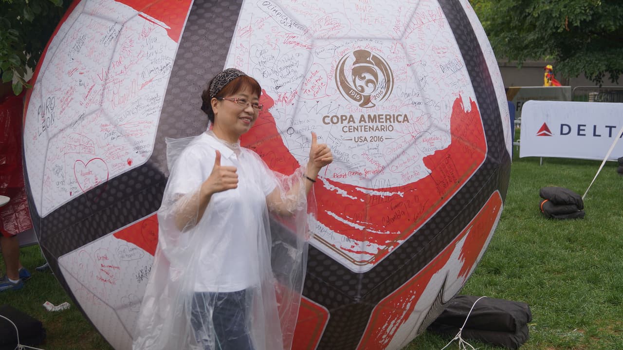 Aficionados colombianos y chilenos se dieron cita en el Soldier Field de Chicago para animar a sus selecciones.