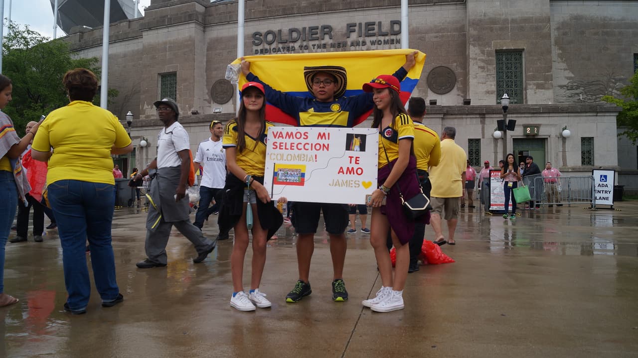 Aficionados colombianos y chilenos se dieron cita en el Soldier Field de Chicago para animar a sus selecciones.