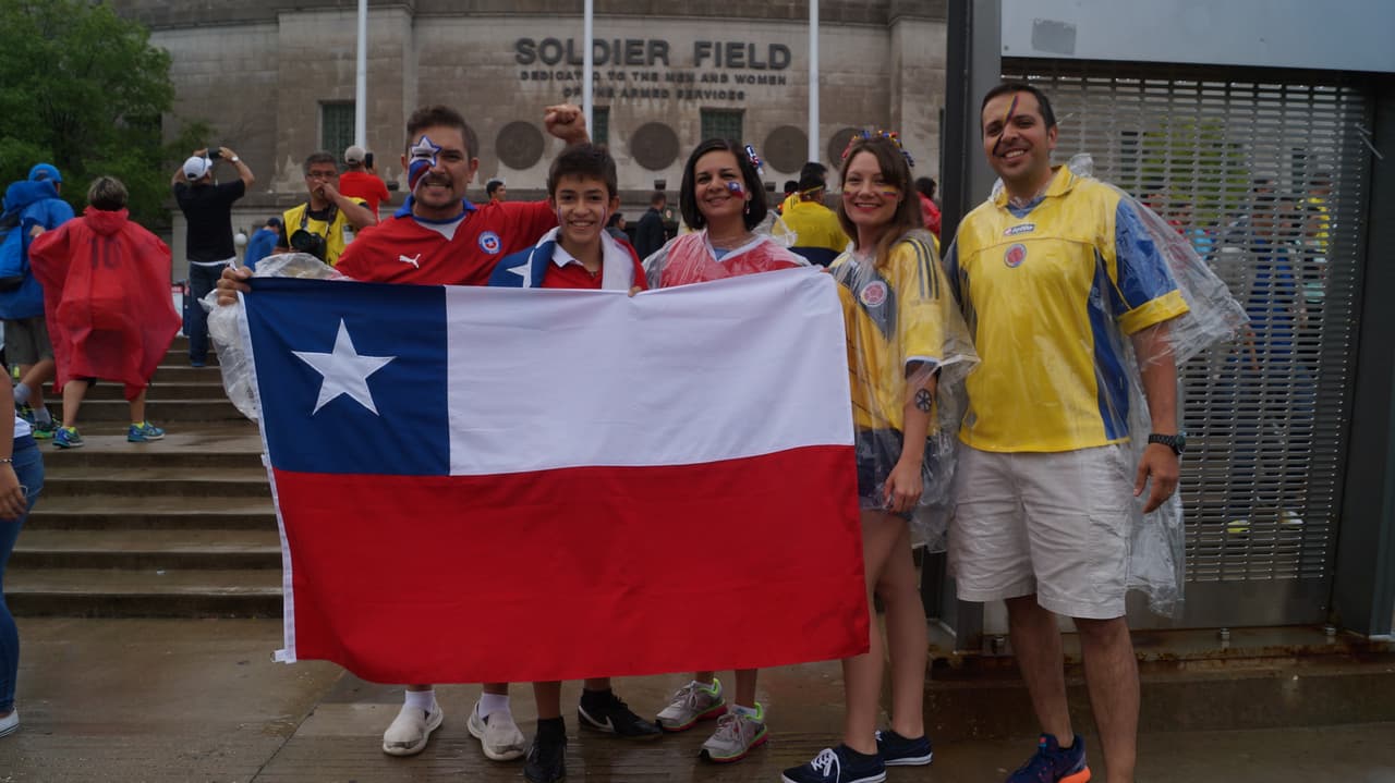 Aficionados colombianos y chilenos se dieron cita en el Soldier Field de Chicago para animar a sus selecciones.