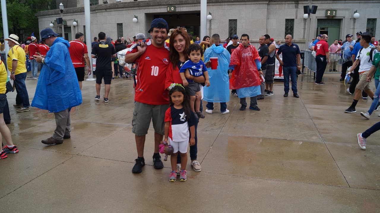 Aficionados colombianos y chilenos se dieron cita en el Soldier Field de Chicago para animar a sus selecciones.