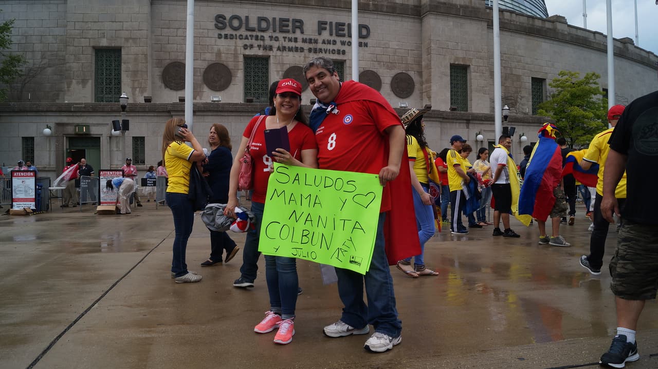 Aficionados colombianos y chilenos se dieron cita en el Soldier Field de Chicago para animar a sus selecciones.
