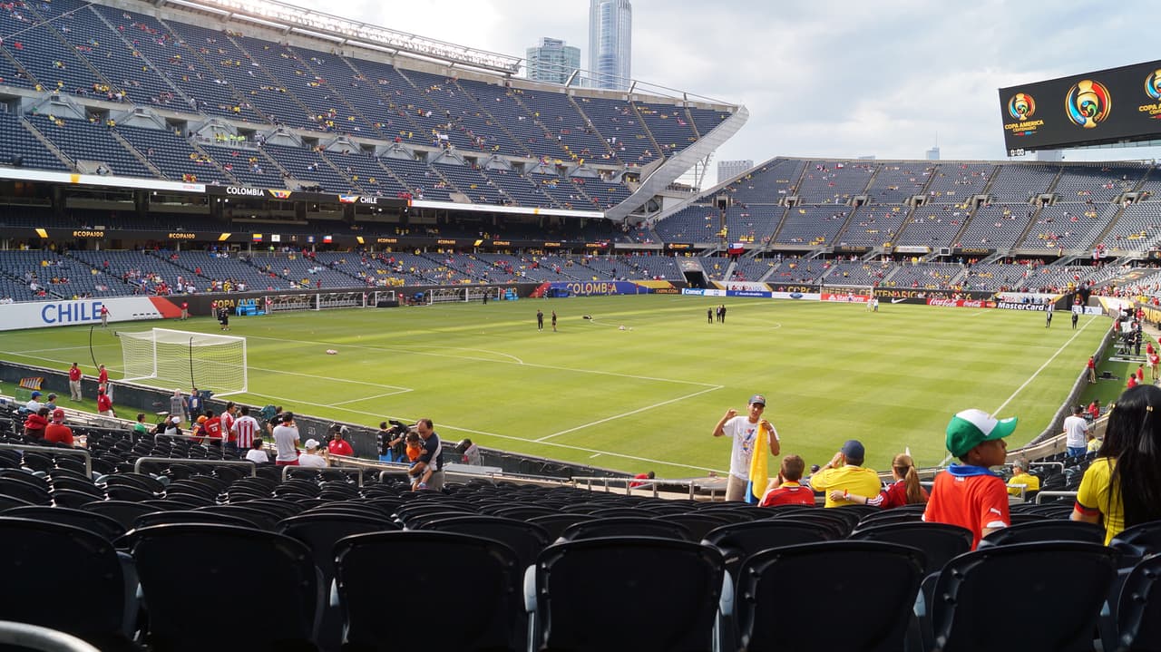 Aficionados colombianos y chilenos se dieron cita en el Soldier Field de Chicago para animar a sus selecciones.