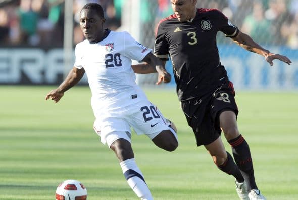 Carlos Salcido jugó inyectado, preo a los 25 minutos resintió el dolor de su lesión y tuvo que salir de cambio.