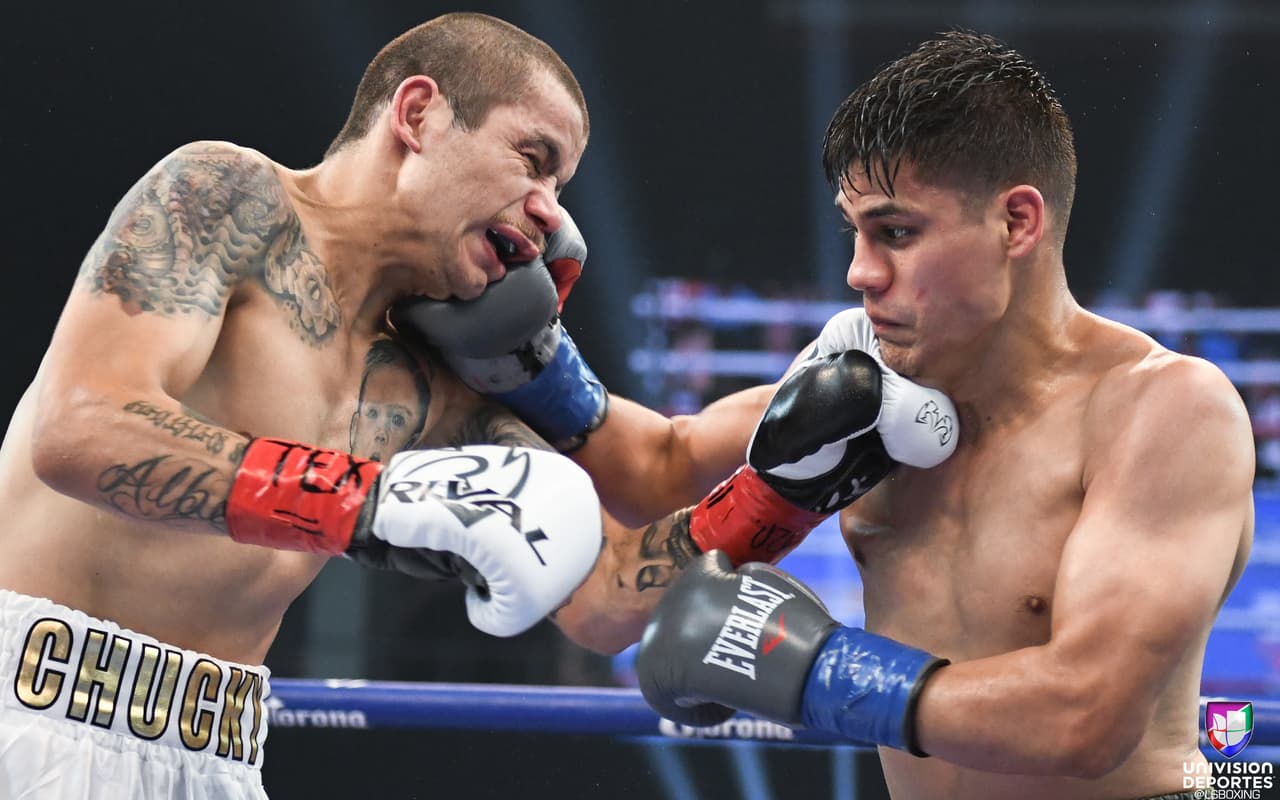 En la pelea coestelar de la noche, el campeonato supergallo de la Asociación Mundial de Boxeo (AMB), Daniel Roman le quitó el invicto al mexicano Moisés 'Chucky' Flores por amplia decisión unánime. Las tarjetas fueron de 116-112, 118-110 y 120-108 para el campeón.