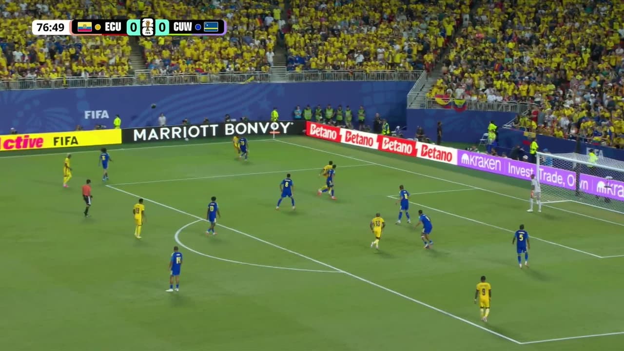 ¡TIRO ATAJADO! disparo por Enner Valencia.