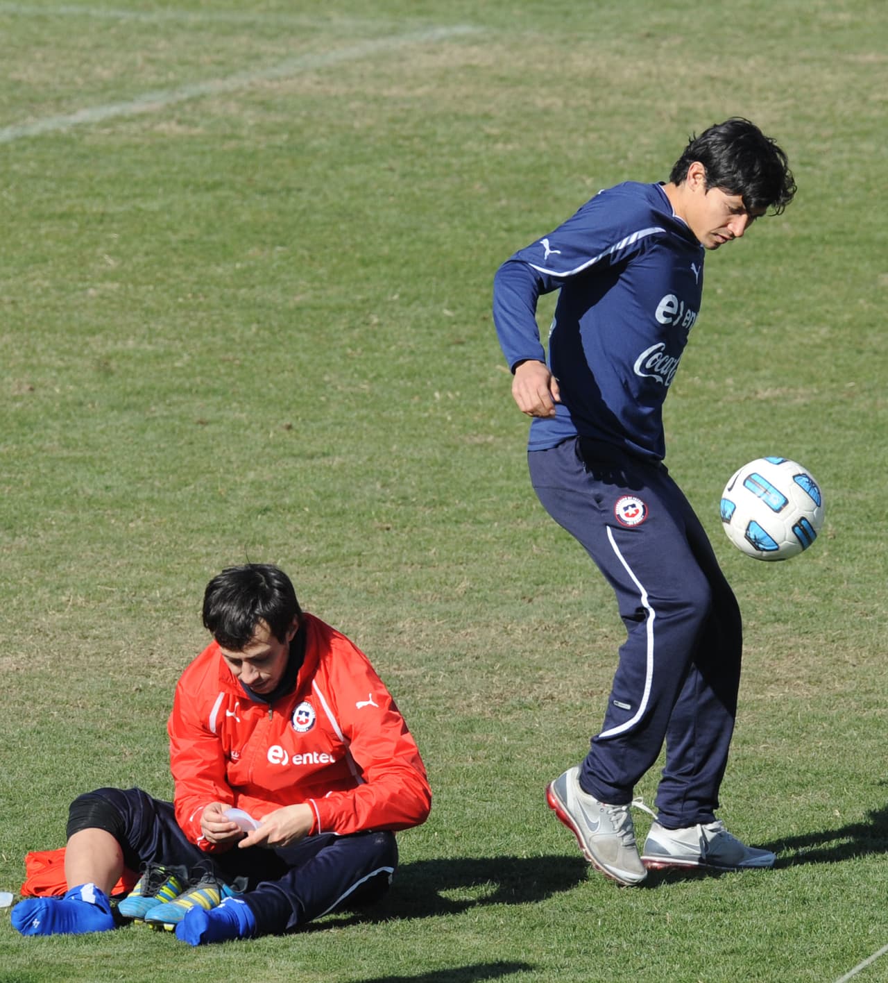 Como Valdivia nunca fue considerado material adecuado para el veloz fútbol moderno de Europa, en Chile se creía que Matías Fernández (quien ahora milita en el AC Milán) sería más que 'El Mago'.