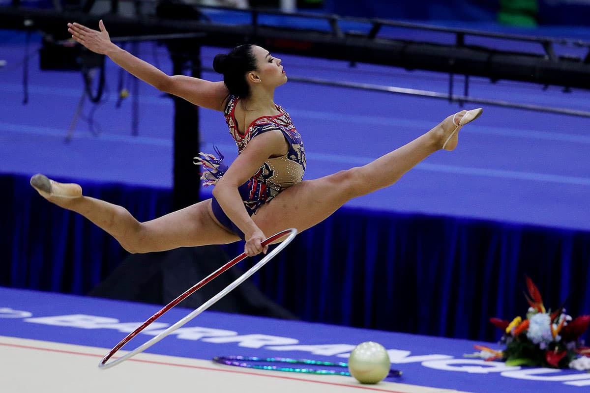La mexicana Rut Castillo en su rutina individual de aro en la gimnasia rítmica.