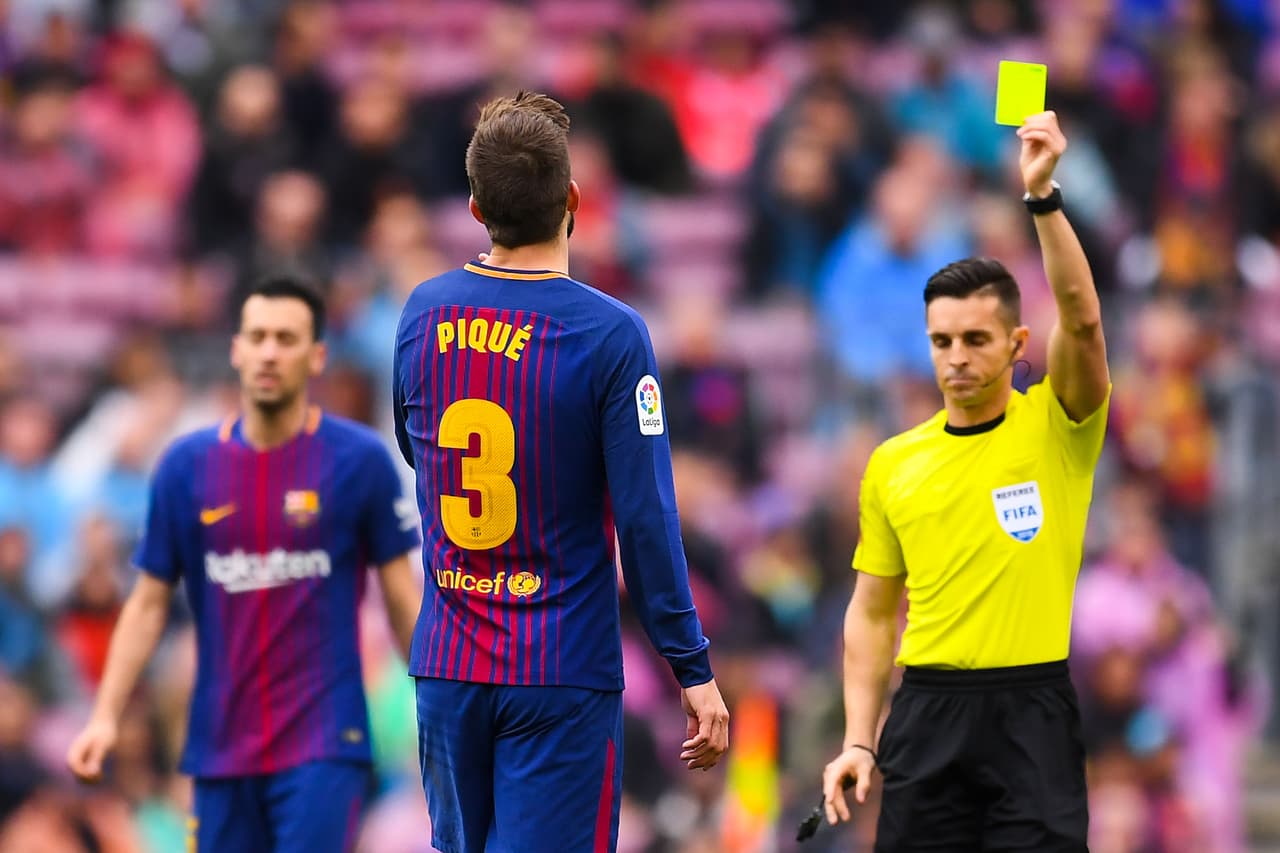 Con solo seis minutos de juego, el árbitro Carlos Del Cerro sacó la primera amarilla. Gerard Piqué derribó en la mitad del campo a un jugador del Valencia.