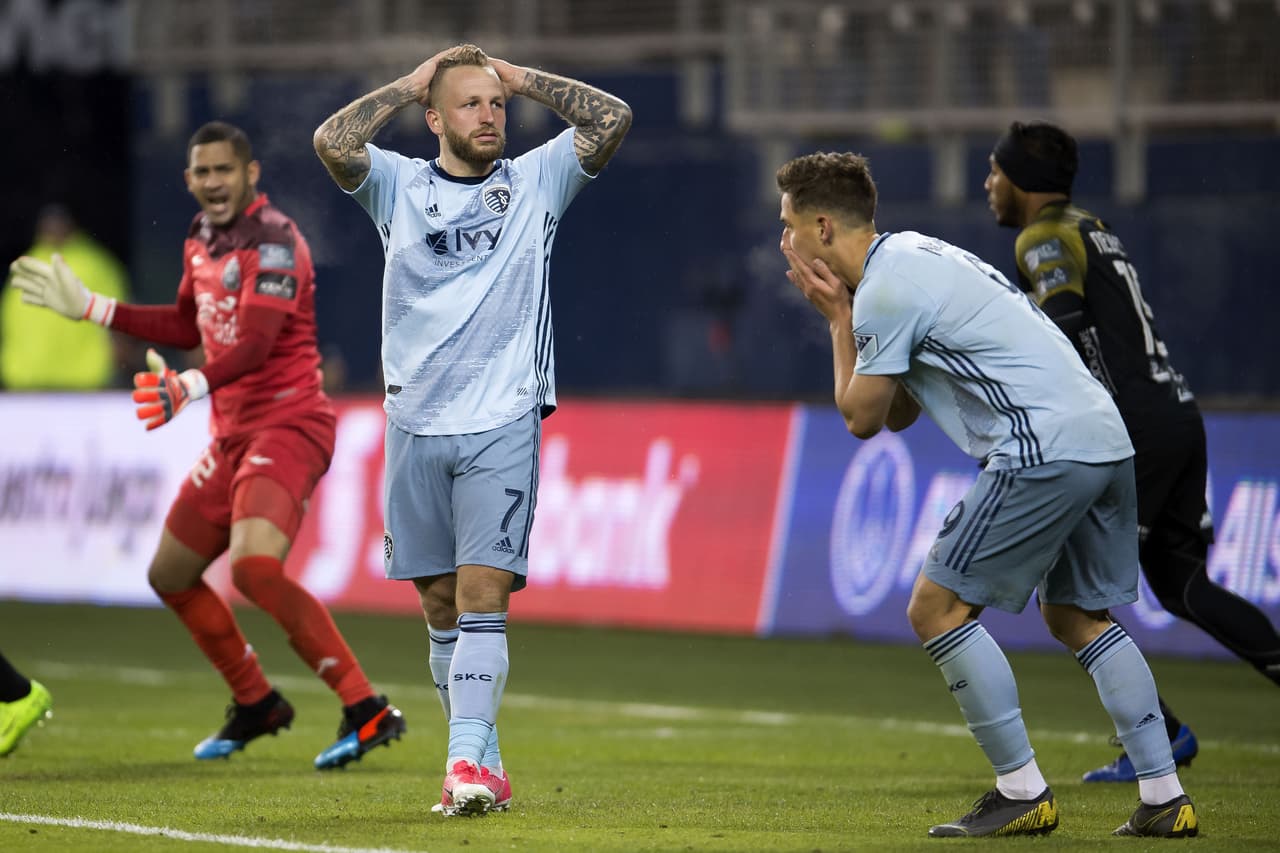 En ambas oportunidades, el guardameta José Guerra se encargó de cerrarle la puerta en la nariz. La tensión y la desesperación de Kansas City aumentaban.