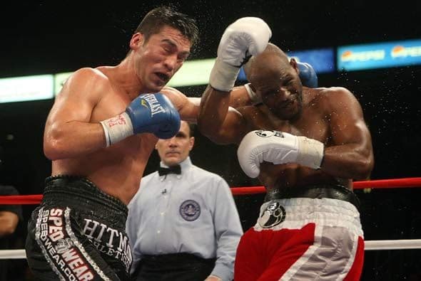 El ex monarca dominó a Ornelas en los episodios intermedios y nunca pareció en problemas serios.