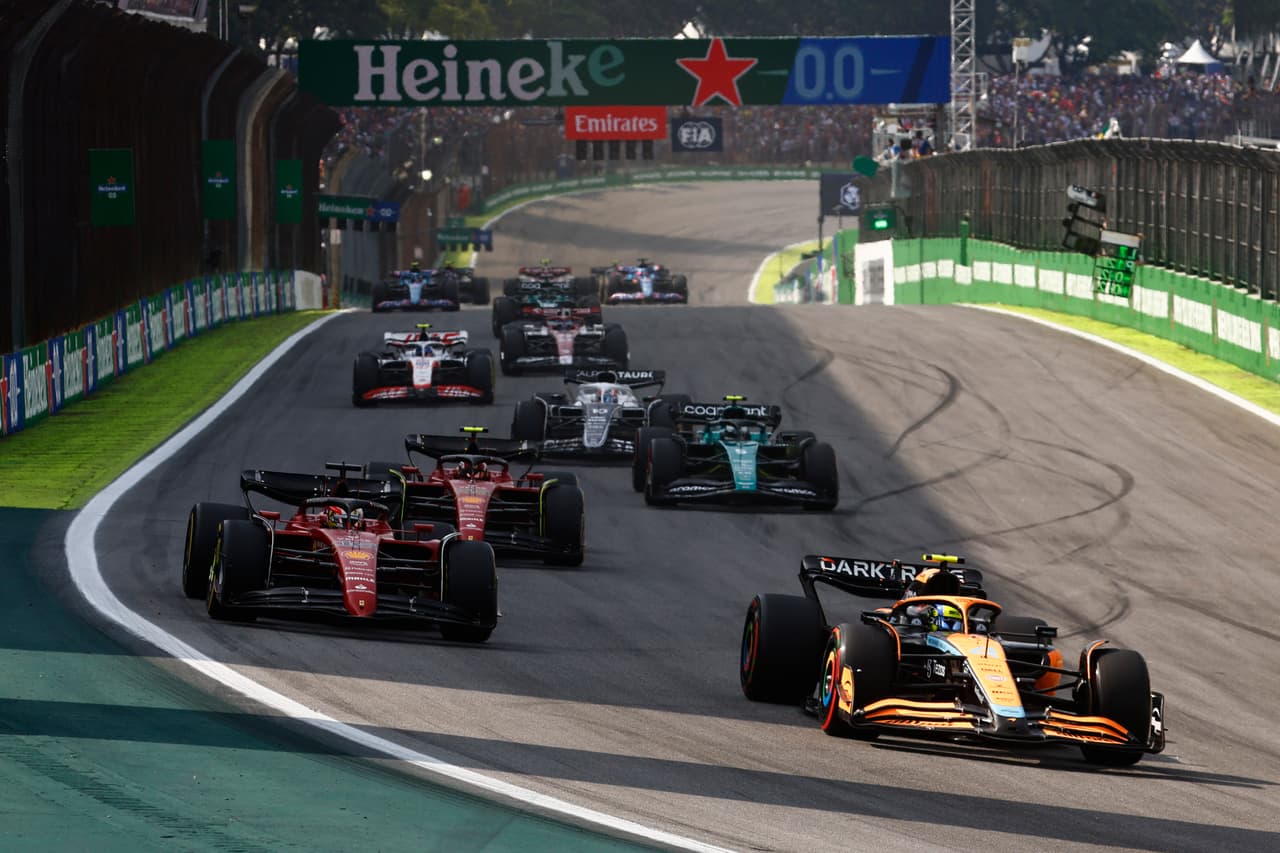 George Russell ganó su primera carrera en la Fórmula 1; Sergio Pérez finalizó séptimo, mientras que Hamilton y Sainz completaron el podio en el GP de Brasil.