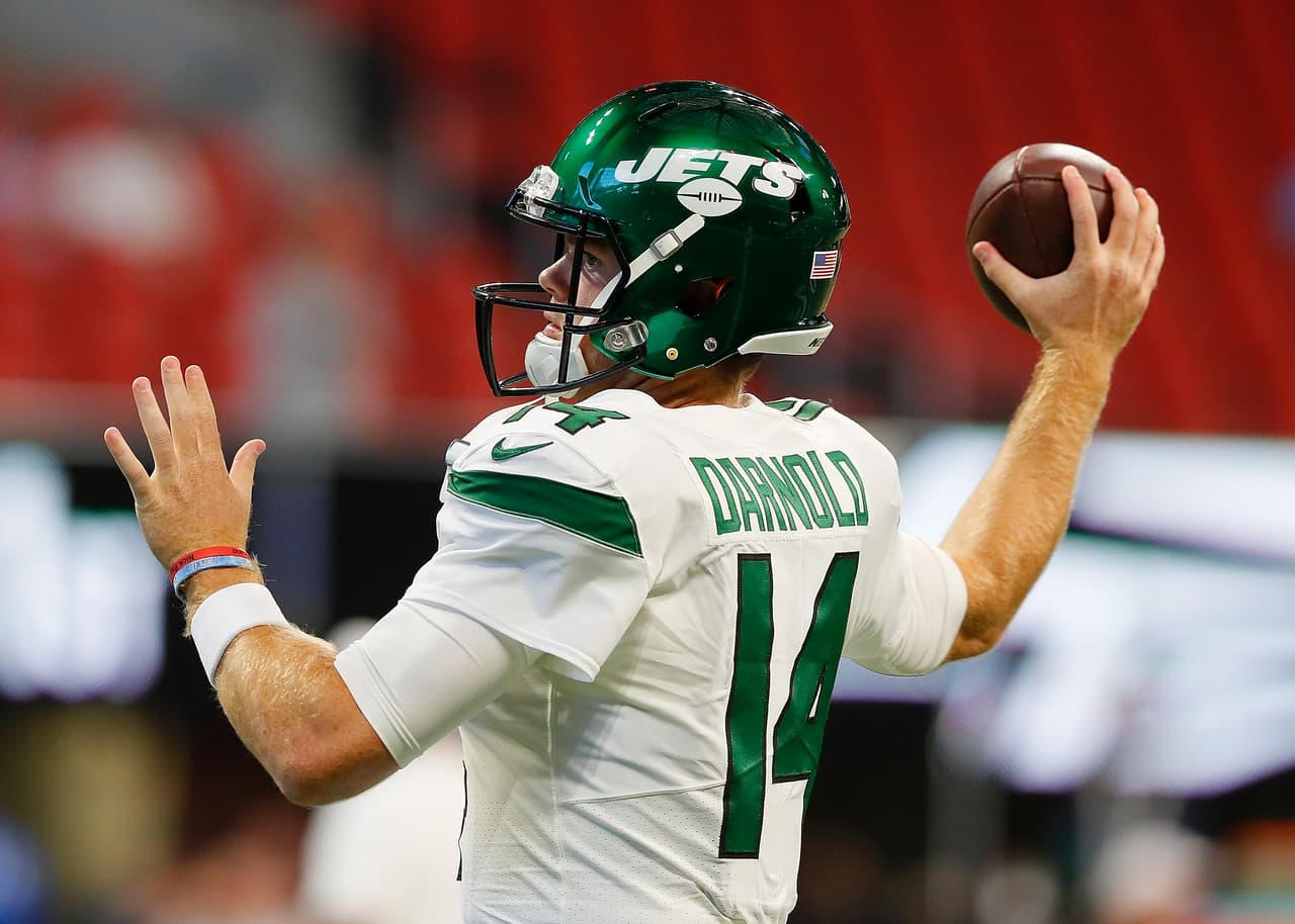 <b>5) Sam Darnold, QB New York Jets</b>. Si estás en una liga que tiene dos quarterbacks titulares, tomar a un pasador de segundo año quien tendrá jugadores ofensivos interesantes, tanto por aire como por tierra, parece ser una buena apuesta.