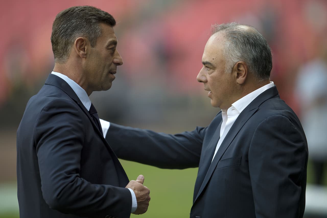 Así fue el saludo entre los estrategas, Pedro Caixinha y Guillermo Vázquez Jr.