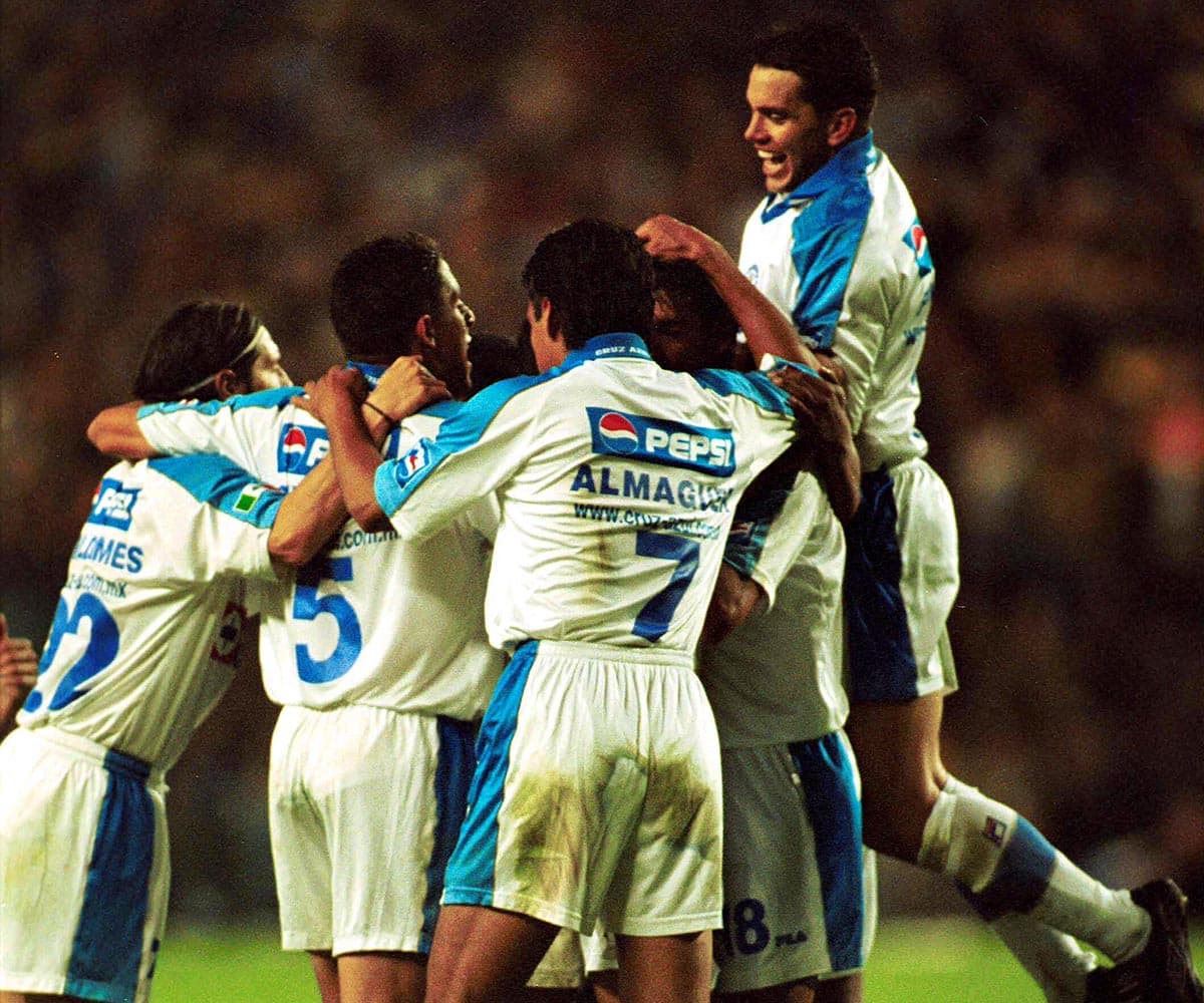 Para Cruz Azul el gol en Argentina era el empate en el marcador global y pudo quedarse con la copa de no ser por un tiro en el travesaño de Julio Pinheiro en el segundo tiempo.