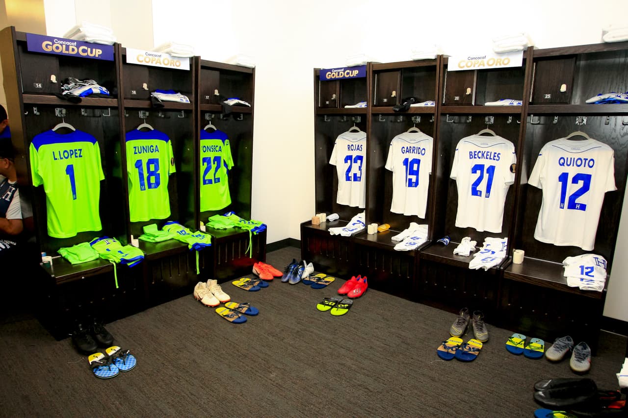 Excelente ambiente pusieron salvadoreños y hondureños en el duelo final del Grupo C de la Copa Oro en el Banc of California Stadium. El recinto en la ciudad de Los Ángeles se tiñó de blanco y azul, los colores de ambos equipos y ambas naciones. También captamos la llegada de los jugadores y entrenadores a este partido que pintaba muy atractivo.